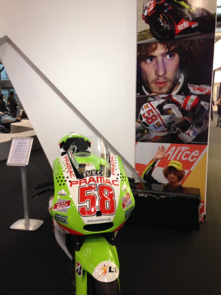 Super Sic 58. Oltre il Limite Mirafiori Galerie Torino 16 Super Sic 58: oltre il limite. A Mirafiori Galerie di Torino mostra-tributo al campione di moto GP Marco Simoncelli scomparso nel 2011. Ecco le immagini