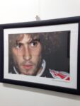 Super Sic 58. Oltre il Limite Mirafiori Galerie Torino 2 Super Sic 58: oltre il limite. A Mirafiori Galerie di Torino mostra-tributo al campione di moto GP Marco Simoncelli scomparso nel 2011. Ecco le immagini