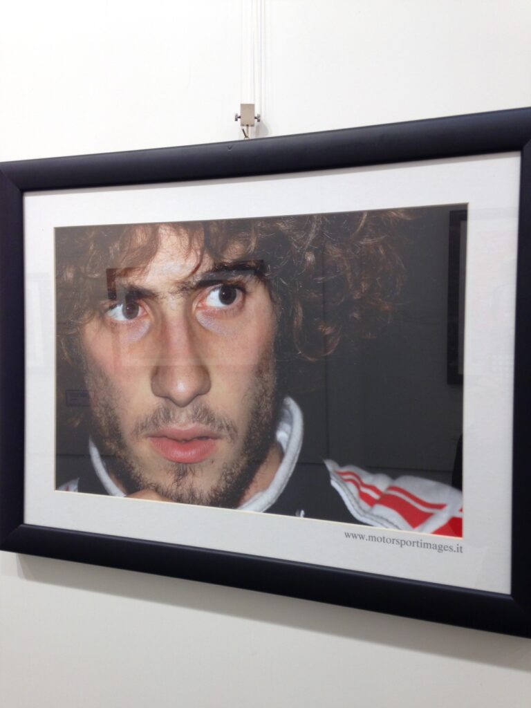 Super Sic 58. Oltre il Limite Mirafiori Galerie Torino 2 Super Sic 58: oltre il limite. A Mirafiori Galerie di Torino mostra-tributo al campione di moto GP Marco Simoncelli scomparso nel 2011. Ecco le immagini