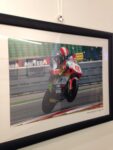 Super Sic 58. Oltre il Limite Mirafiori Galerie Torino 6 Super Sic 58: oltre il limite. A Mirafiori Galerie di Torino mostra-tributo al campione di moto GP Marco Simoncelli scomparso nel 2011. Ecco le immagini