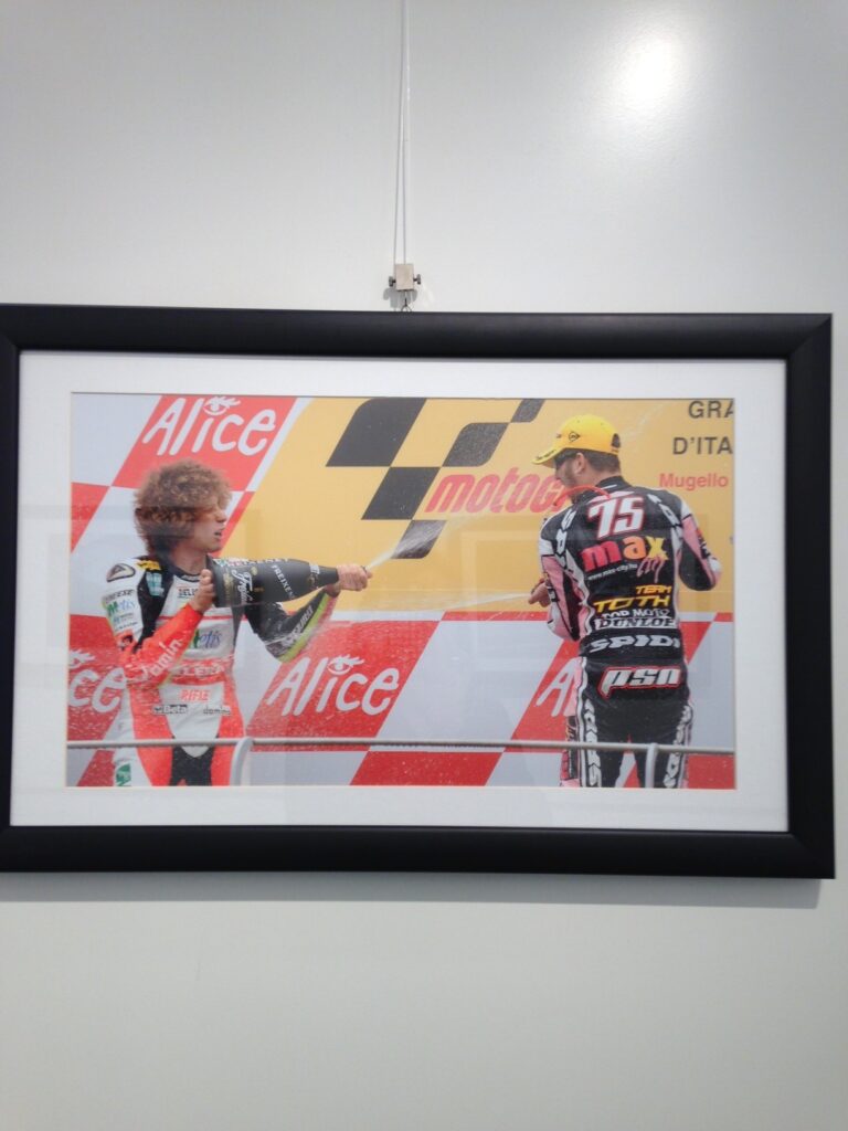 Super Sic 58. Oltre il Limite Mirafiori Galerie Torino 7 Super Sic 58: oltre il limite. A Mirafiori Galerie di Torino mostra-tributo al campione di moto GP Marco Simoncelli scomparso nel 2011. Ecco le immagini