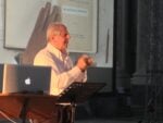 William Kentridge talk a San Giovanni Maggiore Napoli foto Diana Gianquitto William Kentridge superstar. Videointervista esclusiva di Artribune, fra il pubblico oceanico arrivato a San Giovanni Maggiore, a Napoli, per il talk dell’artista…