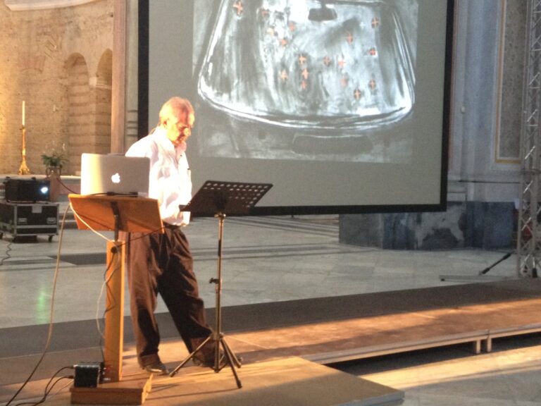 William Kentridge talk a San Giovanni Maggiore Napoli foto Diana Gianquitto 4 William Kentridge superstar. Videointervista esclusiva di Artribune, fra il pubblico oceanico arrivato a San Giovanni Maggiore, a Napoli, per il talk dell’artista…