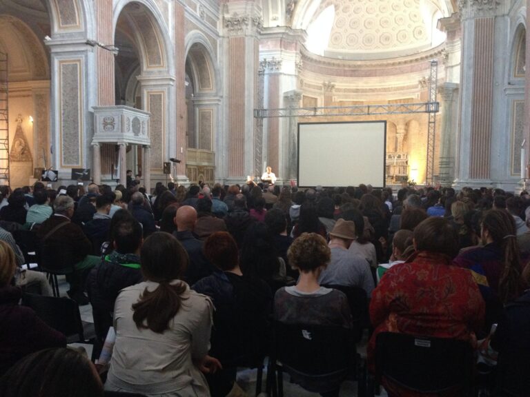 William Kentridge talk a San Giovanni Maggiore Napoli foto Diana Gianquitto 7 William Kentridge superstar. Videointervista esclusiva di Artribune, fra il pubblico oceanico arrivato a San Giovanni Maggiore, a Napoli, per il talk dell’artista…