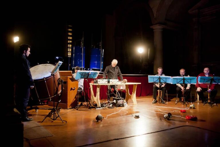 Yoshi Wada e i musicisti Angelica festival internazionale di musica Bologna foto Giuseppe De Mattia Tubi, sirene e zampogne. Yoshi Wada ad Angelica Festival