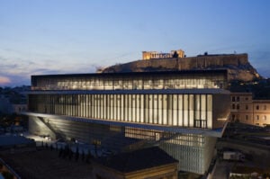 Il Museo dell’Acropoli di Atene compie 10 anni. E inaugura al suo interno un sito archeologico
