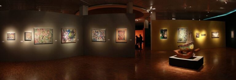 vista panoramica della mostra con a sinistra opere d Paalen e a destra la culla di Horna con disegni della Carrington Surrealismo e Realismo Magico: artisti stranieri in Messico