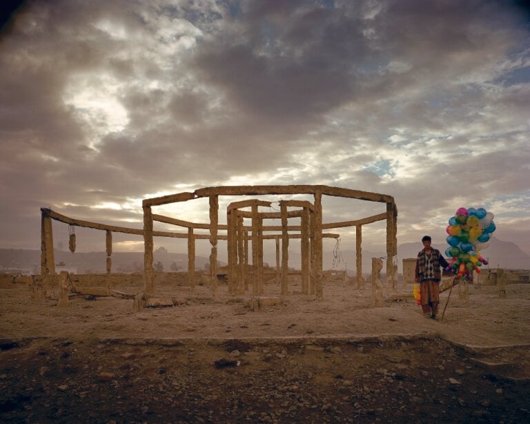 © SIMON NORFOLK Afghanistan Chronotopia Balloons bassa La fotografia segue i cambiamenti del paesaggio? Cinque incontri con grandi fotografi al Museo romano di Palazzo Altemps: da Barbieri a Koudelka, pensando a Ghirri