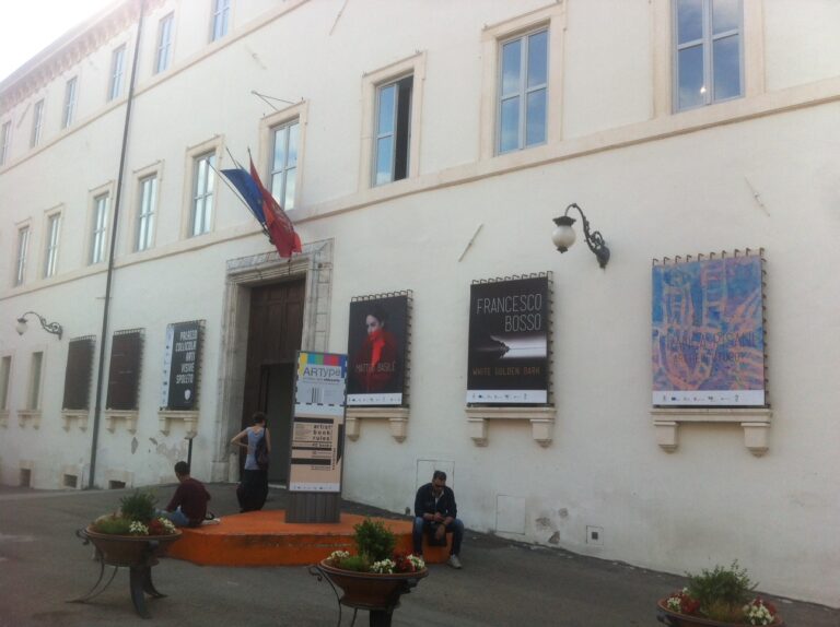 ​​Palazzo Collicola Arti Visive Museo Carandente Spoleto Cinque mostre per l’estate umbra di Palazzo Collicola. A Spoleto vibrano i neri dei ritratti barocchi di Matteo Basilè: ecco le immagini dall’opening