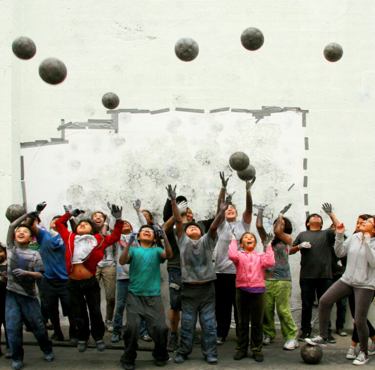 001 low Prendere a pallonate un muro, liberando la fantasia. Andrea Mastrovito e una squadra di cento bambini, a New York: le foto del gigantesco fregio…