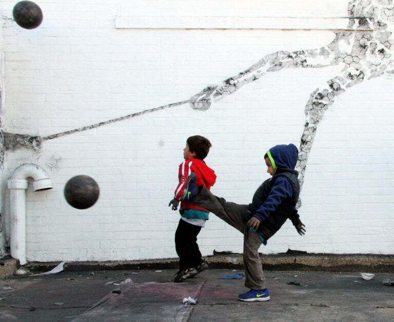 020 low Prendere a pallonate un muro, liberando la fantasia. Andrea Mastrovito e una squadra di cento bambini, a New York: le foto del gigantesco fregio…