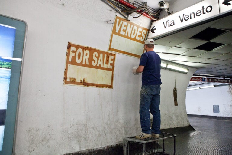 13 making of spagna metro carlo taccari La metropolitana di Roma? Si trasforma in museo. Lucamaleonte, Tellas, Andreco, Eron, Jaz: cinque street artist completano i murales della stazione Spagna