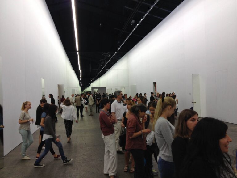 14rooms la hall con la fila sin dal mattino per vedere la performance di dominique gonzalez foerster Basel Updates. Idee semplici, massimi risultati. Lo stile Obrist funziona anche su 14 Rooms, la mostra dedicata alla performance ad Art Basel