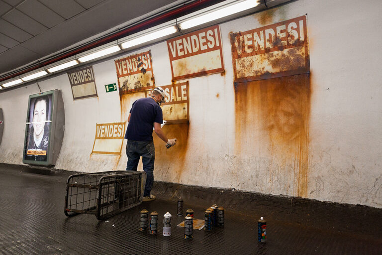 24 making of spagna metro carlo taccari La metropolitana di Roma? Si trasforma in museo. Lucamaleonte, Tellas, Andreco, Eron, Jaz: cinque street artist completano i murales della stazione Spagna