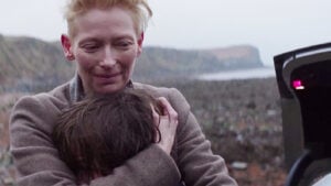 Tilda Swinton a bordo di una Mercedes-Benz. Moda, cinema, pubblicità