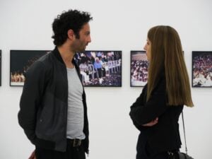 Mediterraneo contemporaneo: video-interviste a Francesco Bonami e Adrian Paci dall’opening della mostra che BNL porta, dopo Roma, alla Triennale di Milano