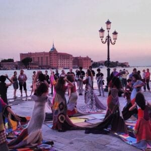 Scintillante Venezia, nella lunga notte dell’arte. Concerti, incontri, spettacoli: pienone di pubblico ed eventi per Art Night 2014. Ecco qualche scatto