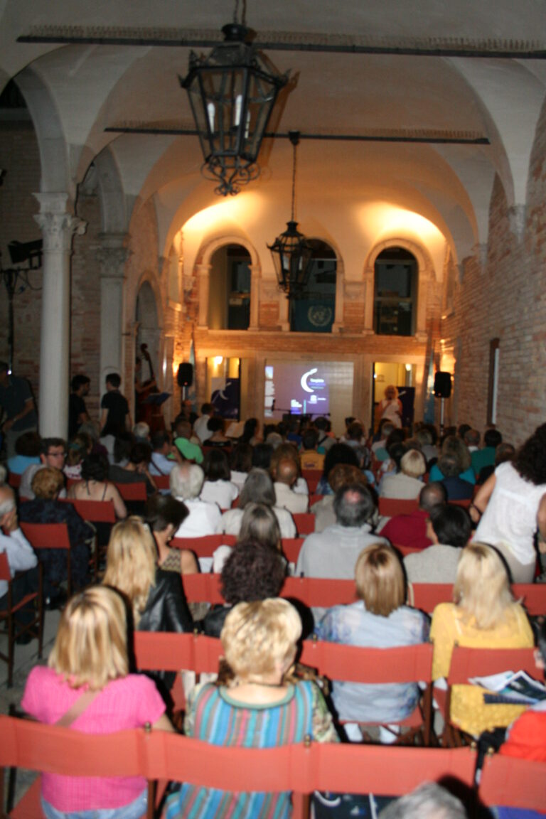 Art Night Palazzo Zorzi Unesco 1 Scintillante Venezia, nella lunga notte dell’arte. Concerti, incontri, spettacoli: pienone di pubblico ed eventi per Art Night 2014. Ecco qualche scatto