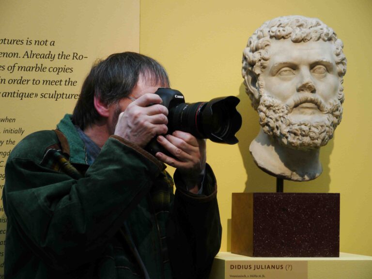 Basilea Roma Eterna 16 Veni, vidi, vici: fotogallery dall’Antikenmuseum di Basilea, dove funziona l’allestimento shock per la mostra dei marmi delle collezioni Santarelli e Zeri