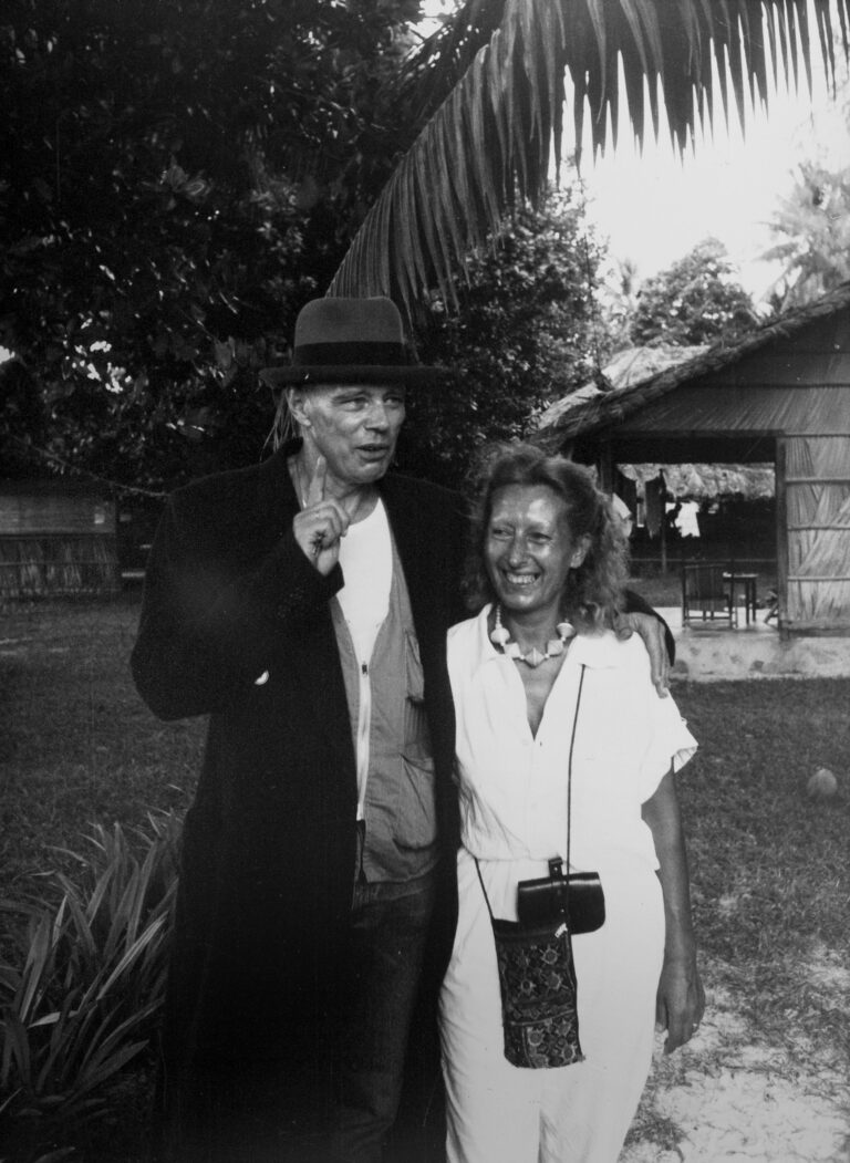 Beuys e Lucrezia De Domizio Durini operazione Diary of Seychelles 1980. Foto Buby Durini courtesy Arch. De Domizio Durini Beuys a Expo 2015? Lucrezia De Domizio Durini dice no a Germano Celant