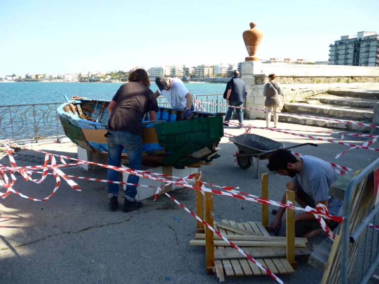 Boris ChouvellonFishermen pebblesu╠Ç 1 Arte e territorio si incontrano a Trani, con Renkontigo. Promenade nel verde, riscoprendo parchi e antiche architetture, con le installazioni degli artisti in residenza