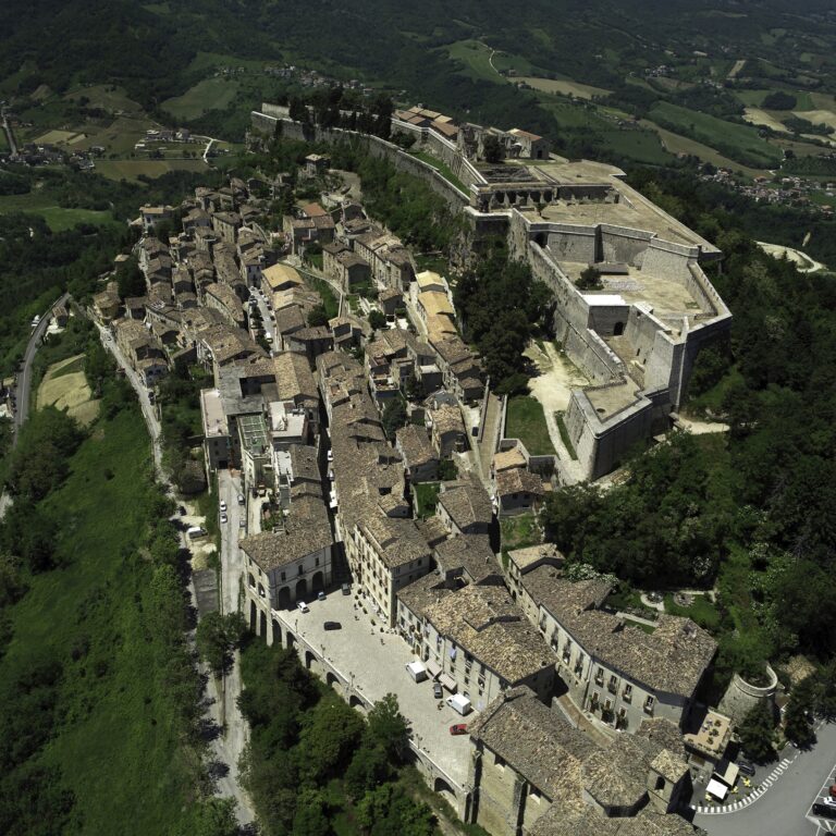 Civitella del Tronto foto Maurizio Anselmi Arte in Centro. Nasce fra Abruzzo e Marche il nuovo network da segnalare agli art maniac in cerca di vacanze intelligenti: nove mostre, venti eventi collaterali, cento artisti internazionali