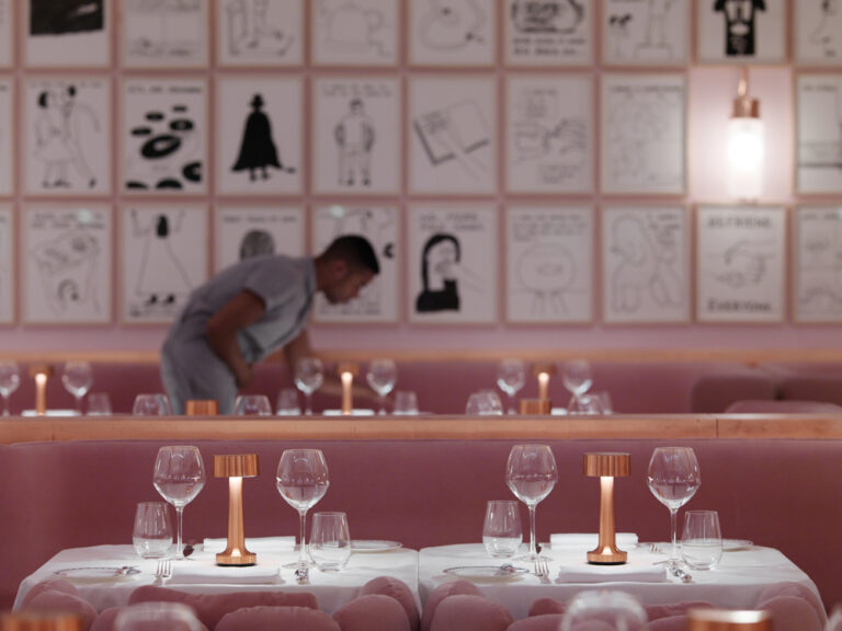 DSGallery2 Lo Sketch Restaurant di Londra si rifà il look, con l’aiuto di David Shrigley. Un’installazione di disegni e un set di ceramiche d’artista