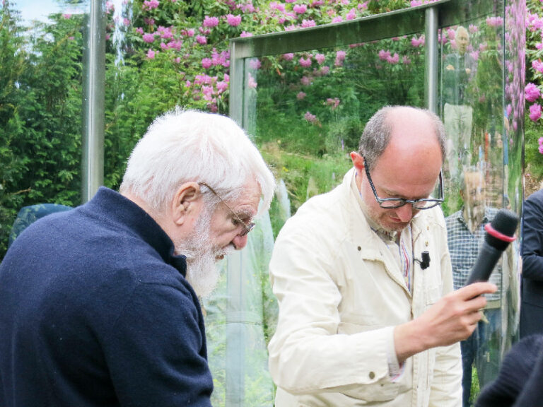 Dan Graham e Andrea Zegna Tante immagini dell’ultima impresa di Dan Graham. L’artista americano inaugura in Piemonte la sua installazione per il progetto Zegna All’Aperto