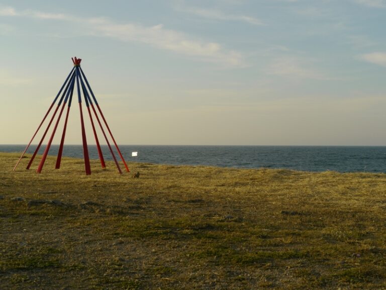 Il tepee di Miki Carone a Torre Guaceto Arte e natura a braccetto in Puglia: Fulco Pratesi tiene a battesimo la collettiva che celebra l’oasi naturalistica di Torre Guaceto