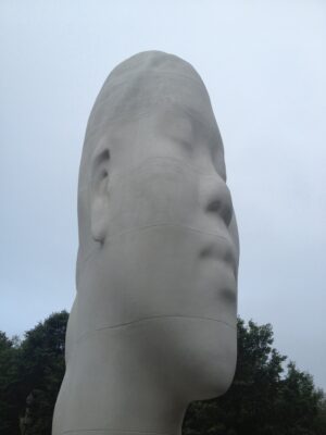 Adolescenti, ma gigantesche. Jaume Plensa celebra i dieci anni del Millennium Park di Chicago con quattro nuove sculture: che vanno a far compagnia al Cloud Gate di Anish Kapoor