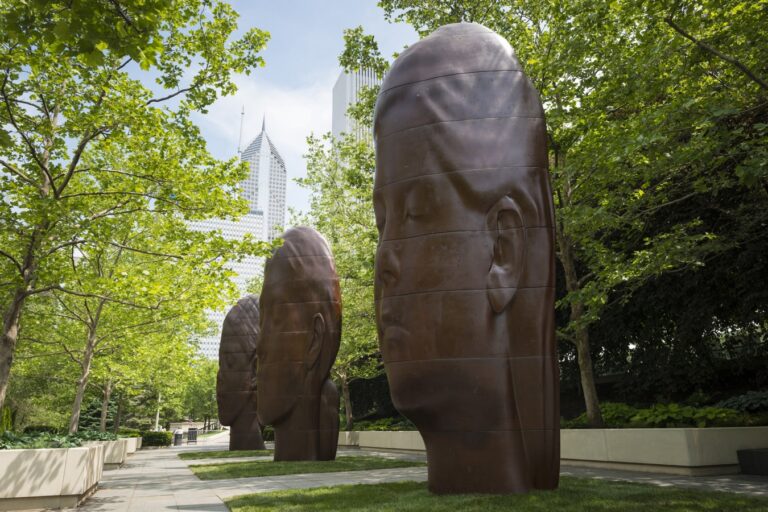 Jaume Plensa 1004 portraits Adolescenti, ma gigantesche. Jaume Plensa celebra i dieci anni del Millennium Park di Chicago con quattro nuove sculture: che vanno a far compagnia al Cloud Gate di Anish Kapoor