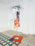 Jessica Stockholder in mostra a Milano 2 Doppio passo al femminile. Karla Black e Jessica Stockholder a Milano