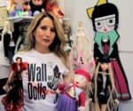 Jo Squillo con le bambole di Wall of Dolls Da Yara Gambirasio a Lucia Annibali. Donne uccise, sfigurate, violentate. Wall of Dolls: a Milano anche la moda in campo contro il femminicidio