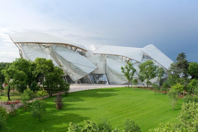 La nuova Fondation Louis Vuitton di Frank Gehry foto Iwan Baan 2014 Arnault batte Pinault 1-0. Almeno a Parigi: aprirà il 27 ottobre prossimo la nuova Fondation Louis Vuitton di Frank Gehry, ecco le prime immagini