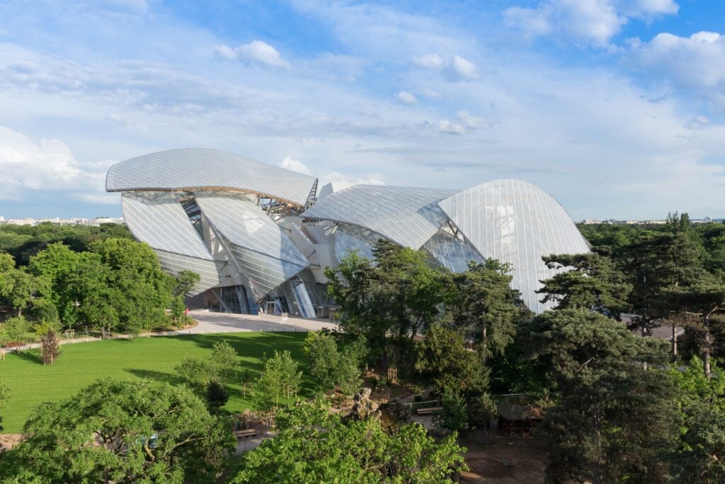 Arnault batte Pinault 1-0. Almeno a Parigi: aprirà il 27 ottobre prossimo la nuova Fondation Louis Vuitton di Frank Gehry, ecco le prime immagini