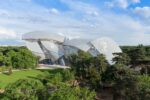 La nuova Fondation Louis Vuitton di Frank Gehry foto Iwan Baan 2014 Arnault batte Pinault 1-0. Almeno a Parigi: aprirà il 27 ottobre prossimo la nuova Fondation Louis Vuitton di Frank Gehry, ecco le prime immagini