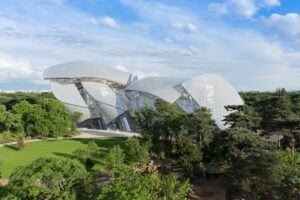 Arnault batte Pinault 1-0. Almeno a Parigi: aprirà il 27 ottobre prossimo la nuova Fondation Louis Vuitton di Frank Gehry, ecco le prime immagini