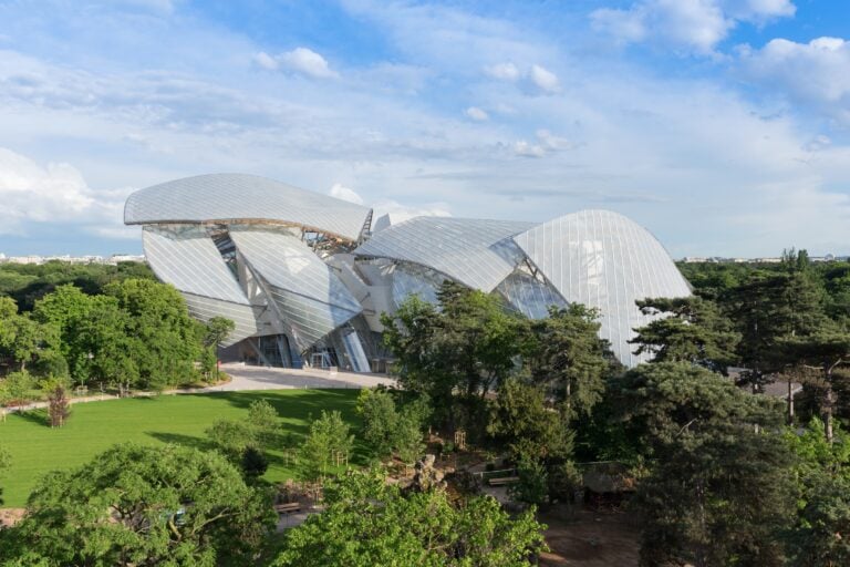 La nuova Fondation Louis Vuitton di Frank Gehry foto Iwan Baan 2014 Arnault batte Pinault 1-0. Almeno a Parigi: aprirà il 27 ottobre prossimo la nuova Fondation Louis Vuitton di Frank Gehry, ecco le prime immagini