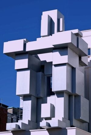 Dormire in una scultura di Antony Gormley. Per 2.500 sterline: la nuova opera dell’artista inglese a Mayfair è una camera d’albergo di lusso