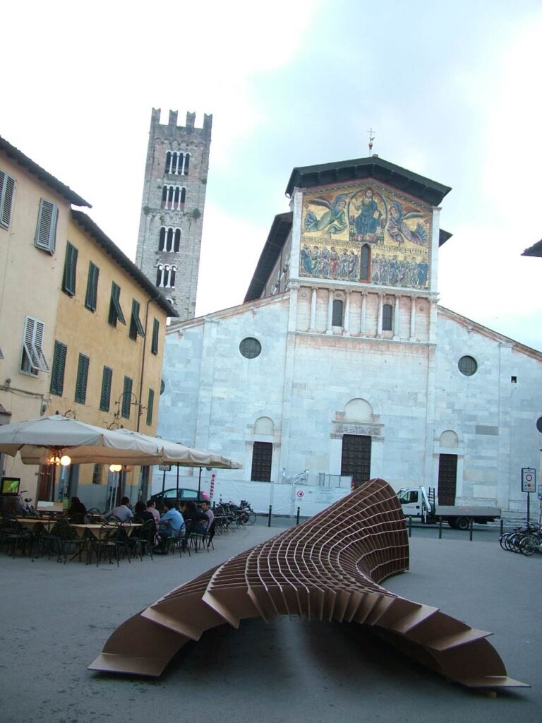 Ledizione 2010 di Cartasia A Lucca torna Cartasia: una biennale d’arte contemporanea crea occasioni di marketing territoriale per uno tra i più antichi distretti cartari d’Italia.