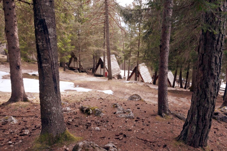 Lx Villaggio Eni di Borca le tende fisse al Camping Fesidenza scout Foto Giacomo De DonaÌ€ Dolomiti Contemporanee. L’impresa di pulizie (estetiche)