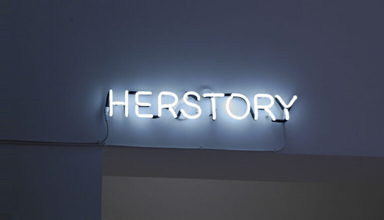 Maria Adele Del Vecchio Herstory 2014 – luce al neon. Courtesy lartista e Galleria Tiziana Di Caro Salerno Scambio aperto fra arte e scrittura. A Salerno