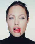 Martin Schoeller Angelina Jolie with Blood 2003 courtesy Christies Sky Arte Updates: le star di Hollywood secondo Terry O’Neill, Bert Stern, Yul Brynner. Asta online da Christie’s per settanta foto-ritratti d’autore