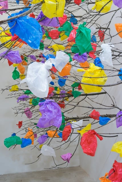 Pascale Marthine Tayou, Plastic Tree C. Courtesy l'artista e Galleria Continua - Photo Ela Bialkowska, Okno Stuido