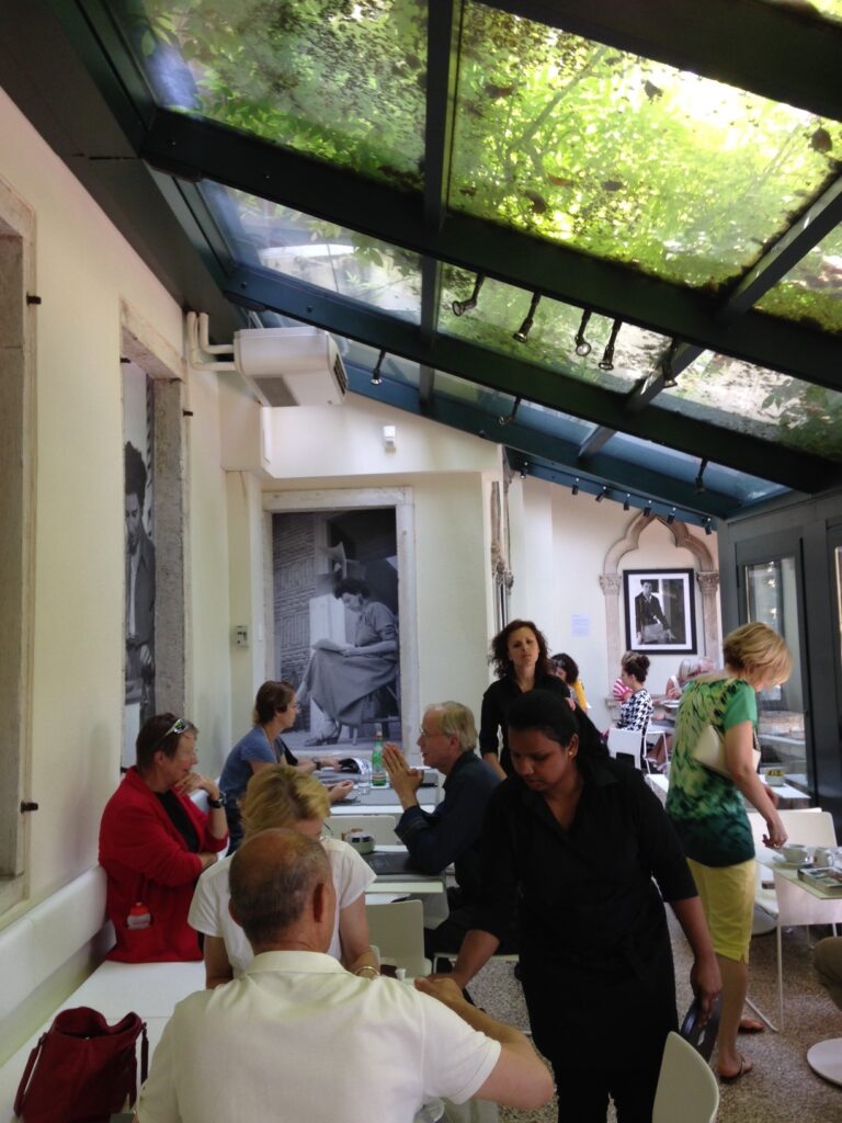 Peggy Guggenheim Café Venezia 2 Venezia Updates: relax con stile al Peggy Guggenheim Café. Rinnovato dallo studio Hangar Design Group il concept della caffetteria nel museo della celebre collezionista