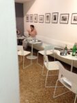 Peggy Guggenheim Café Venezia 9 Venezia Updates: relax con stile al Peggy Guggenheim Café. Rinnovato dallo studio Hangar Design Group il concept della caffetteria nel museo della celebre collezionista