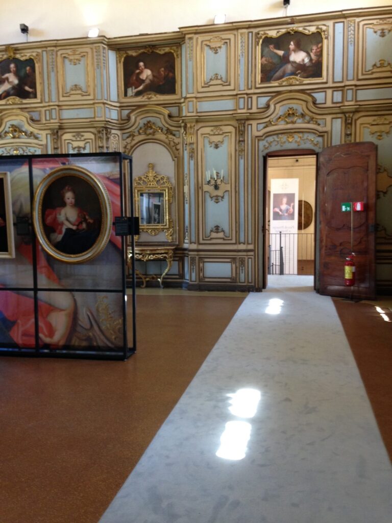 Piccoli Principi a Stupinigi Palazzina di Caccia di Stupinigi 10 Piccoli Principi a Stupinigi. Mostra inaugurale del nuovo corso del Museo Juvarriano alle porte di Torino. Collaborazioni col Louvre che apre il dipartimento decori chiuso dal 2005