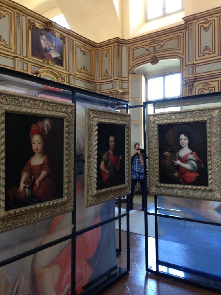 Piccoli Principi a Stupinigi Palazzina di Caccia di Stupinigi 13 Piccoli Principi a Stupinigi. Mostra inaugurale del nuovo corso del Museo Juvarriano alle porte di Torino. Collaborazioni col Louvre che apre il dipartimento decori chiuso dal 2005