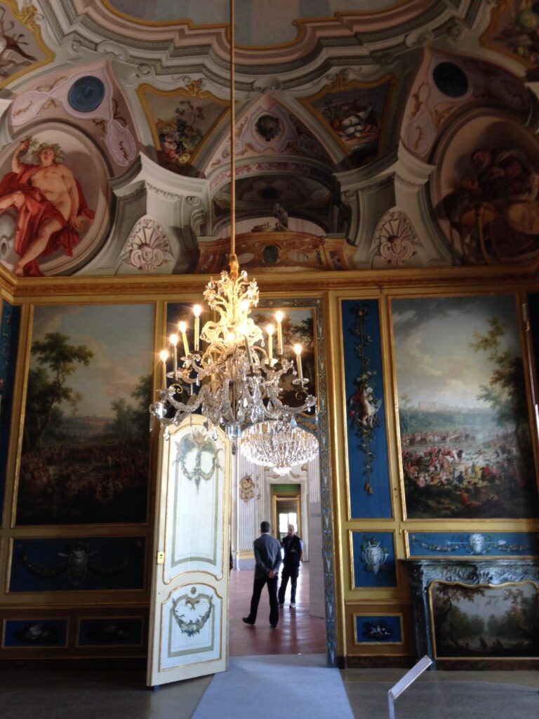 Piccoli Principi a Stupinigi Palazzina di Caccia di Stupinigi 15 Piccoli Principi a Stupinigi. Mostra inaugurale del nuovo corso del Museo Juvarriano alle porte di Torino. Collaborazioni col Louvre che apre il dipartimento decori chiuso dal 2005