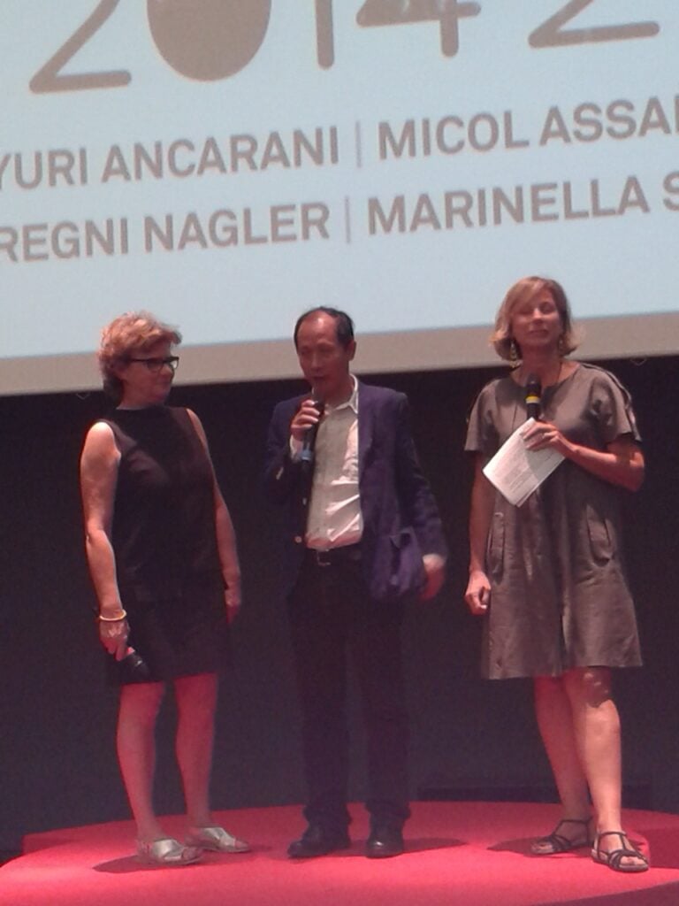 Premio Maxxi 2014 la cerimonia 2 Va a Marinella Senatore il Premio Maxxi 2014. Il suo progetto di arte partecipativa la impone sugli altri finalisti Micol Assaël, Linda Fregni Nagler e Yuri Ancarani